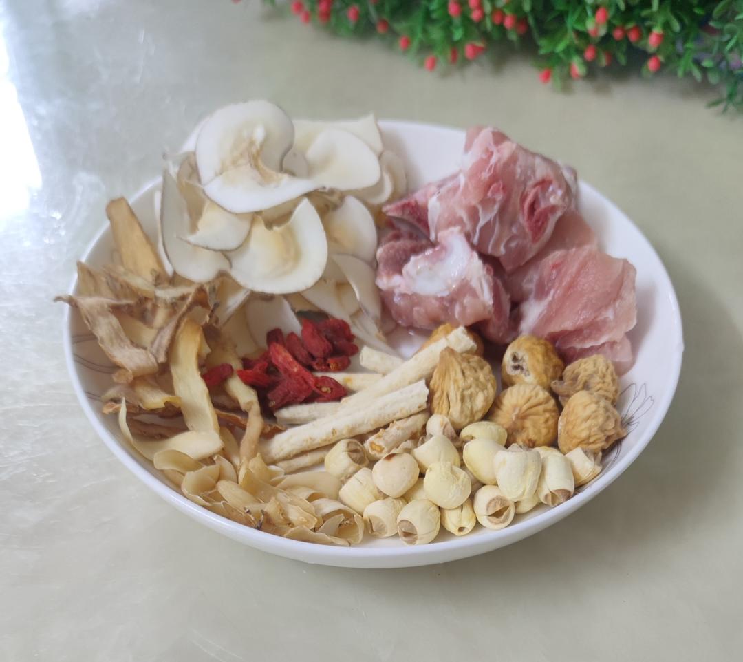 润肺去燥的海底椰无花果猪骨汤