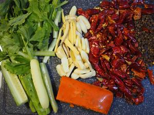 非油炸干锅虾   加各种菜的那种的做法 步骤3