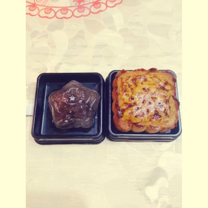 广式月饼－－蛋黄豆沙月饼