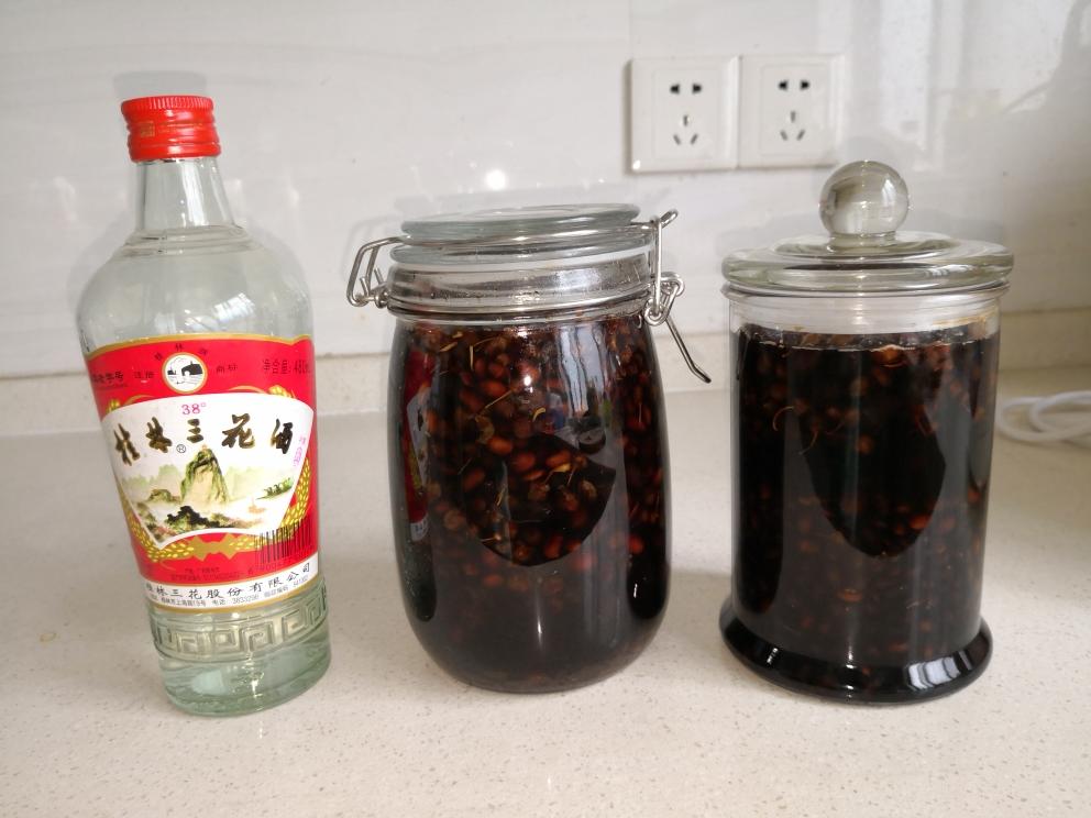 泡棯果黑豆黑枸杞酒