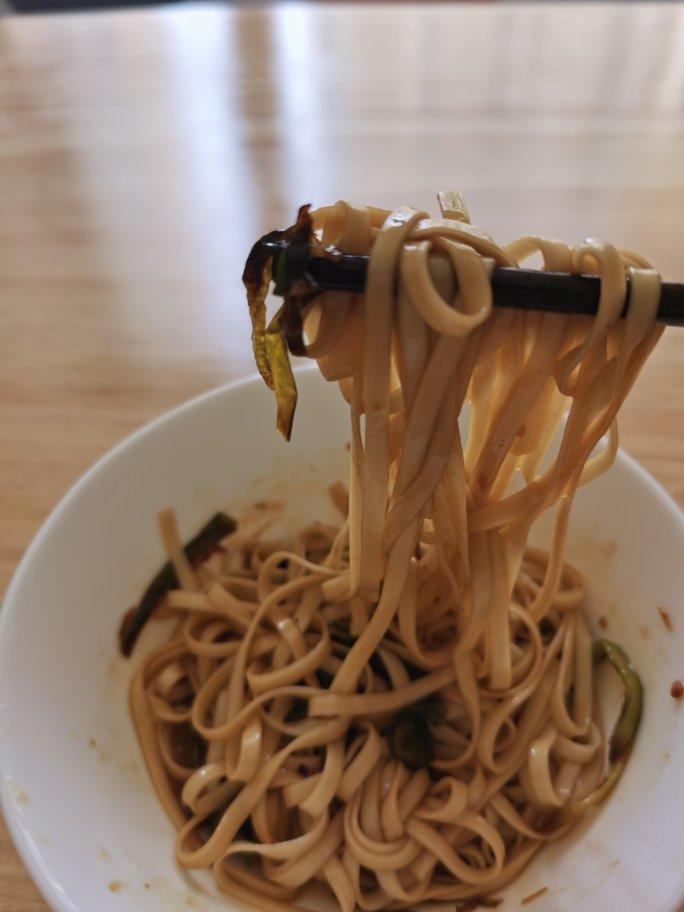 10分钟搞定的一碗葱油拌面