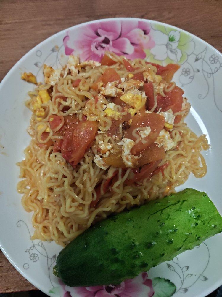 西红柿鸡蛋炒方便面