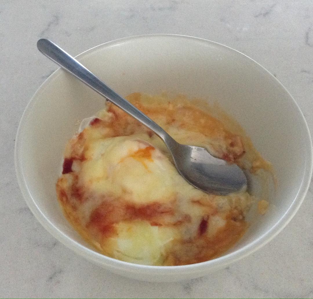 只需摆好材料去微波！惊艳全家的早餐端上桌：香肠奶酪烘蛋