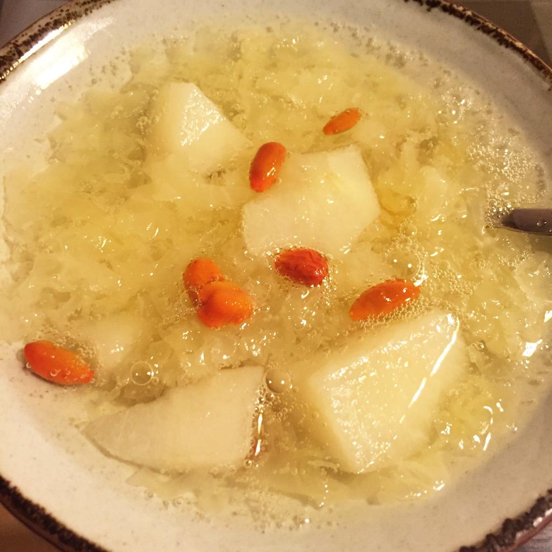 芳太太做的冰糖雪梨银耳羹