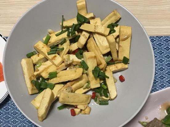 做法简单却香辣美味的香干炒肉