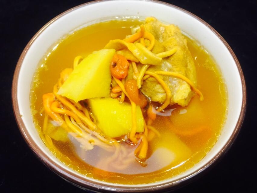 铧发妈做的虫草花山药枸杞龙骨汤