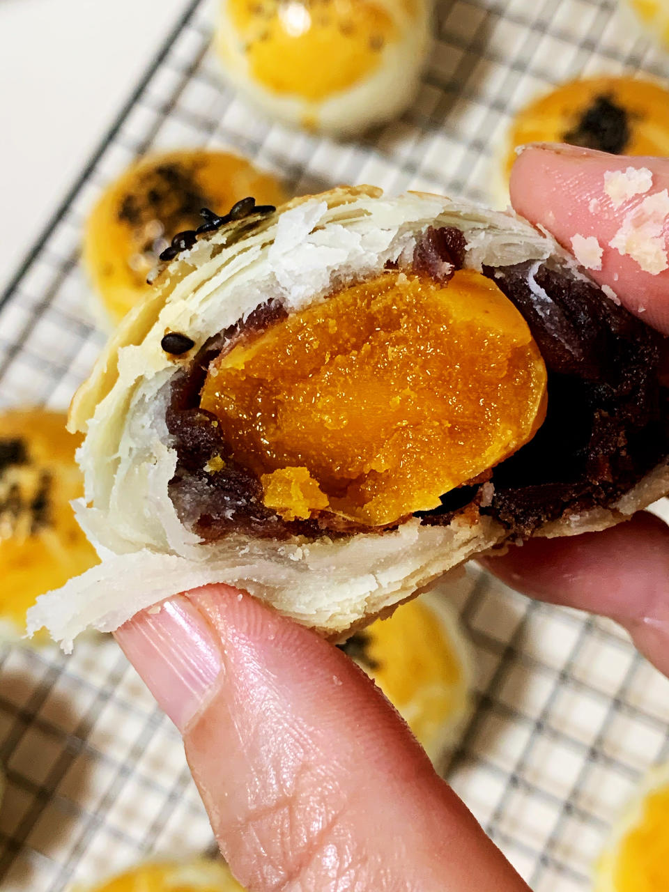 酥到掉渣的美味蛋黄酥