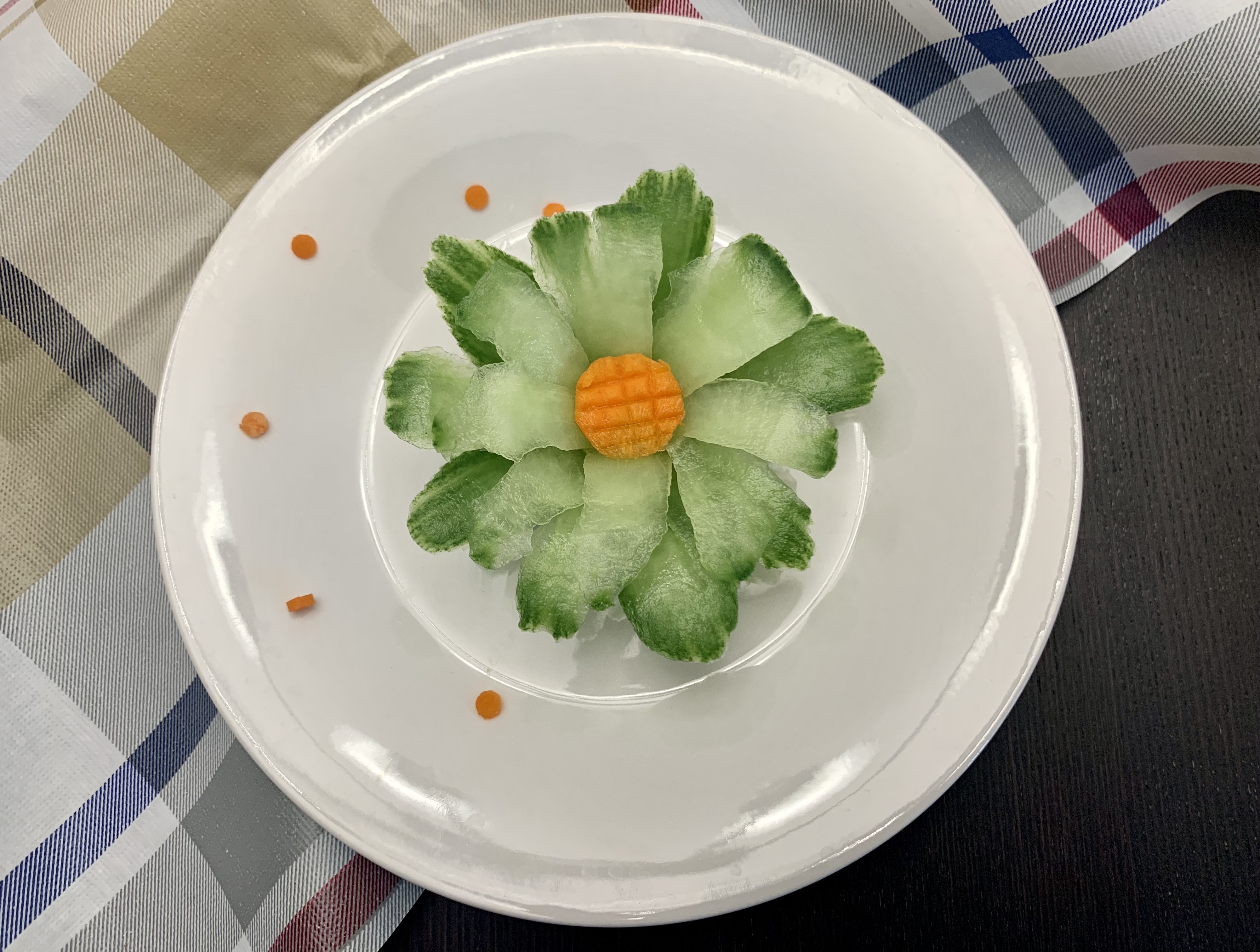 一朵花～～黄瓜装饰的做法 步骤10