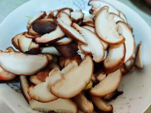超级下饭香菇炒肉的做法 步骤1