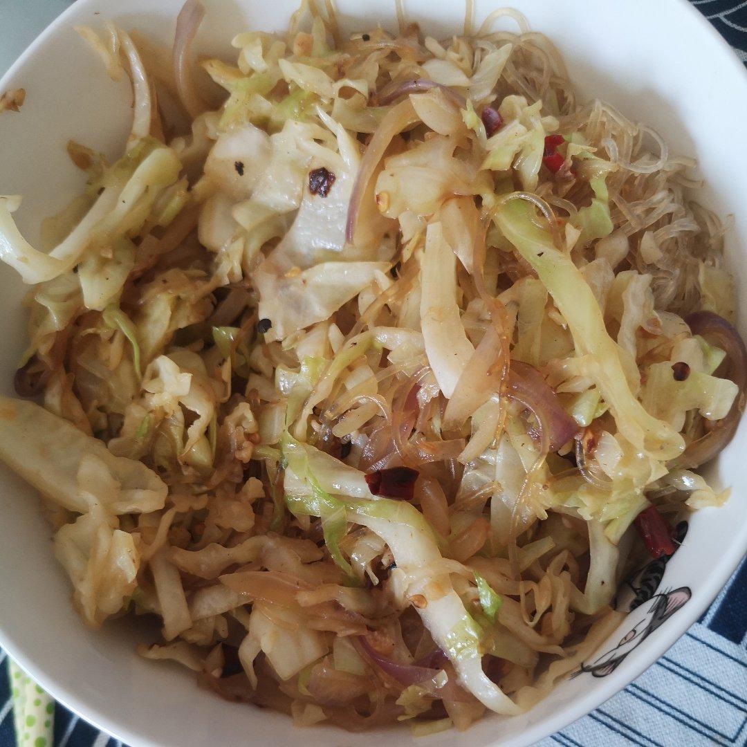 看似普通却超级下饭的圆白菜炒粉丝