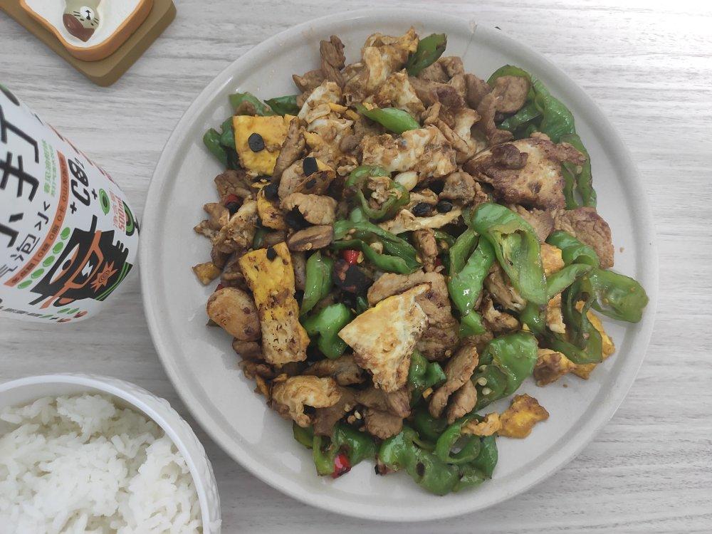 辣椒荷包蛋炒肉（正宗农家一碗香）超级下饭