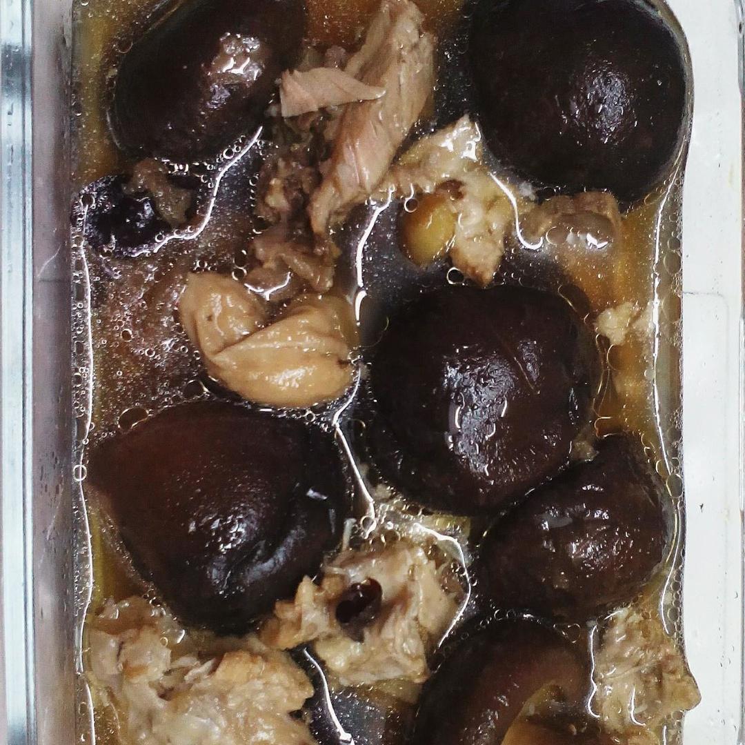 香菇炖鸡汤的做法