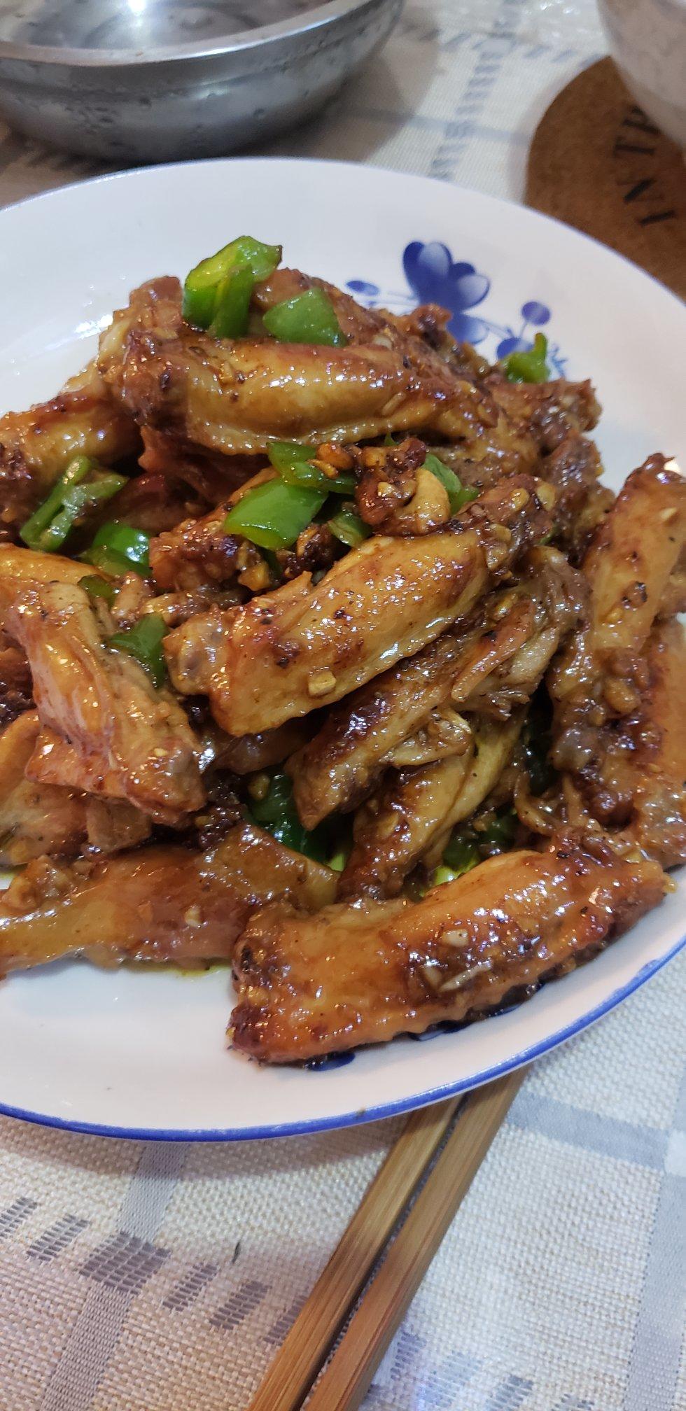 蒜香浓郁，鲜嫩多汁的蒜香鸡翅