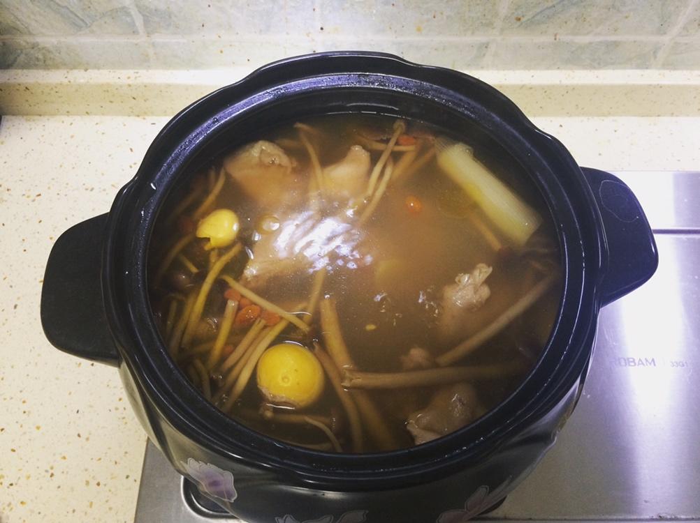 茶树菇煲鸡汤