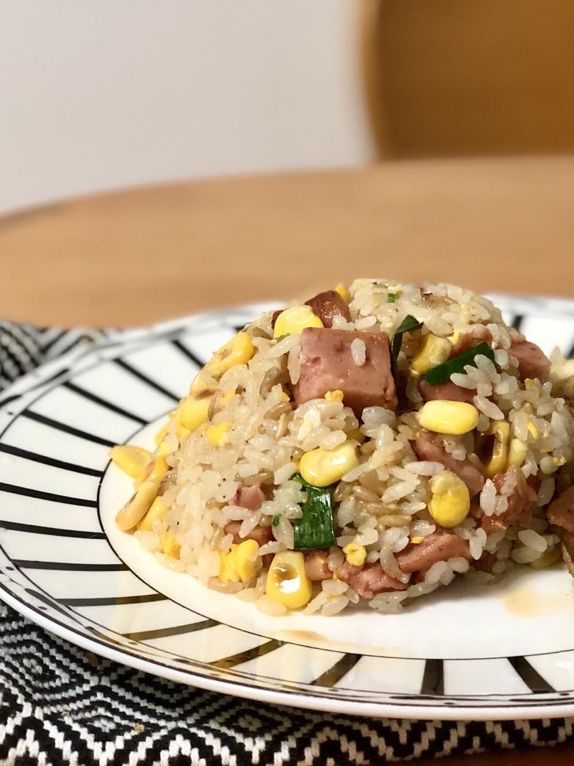 快手午餐肉炒饭