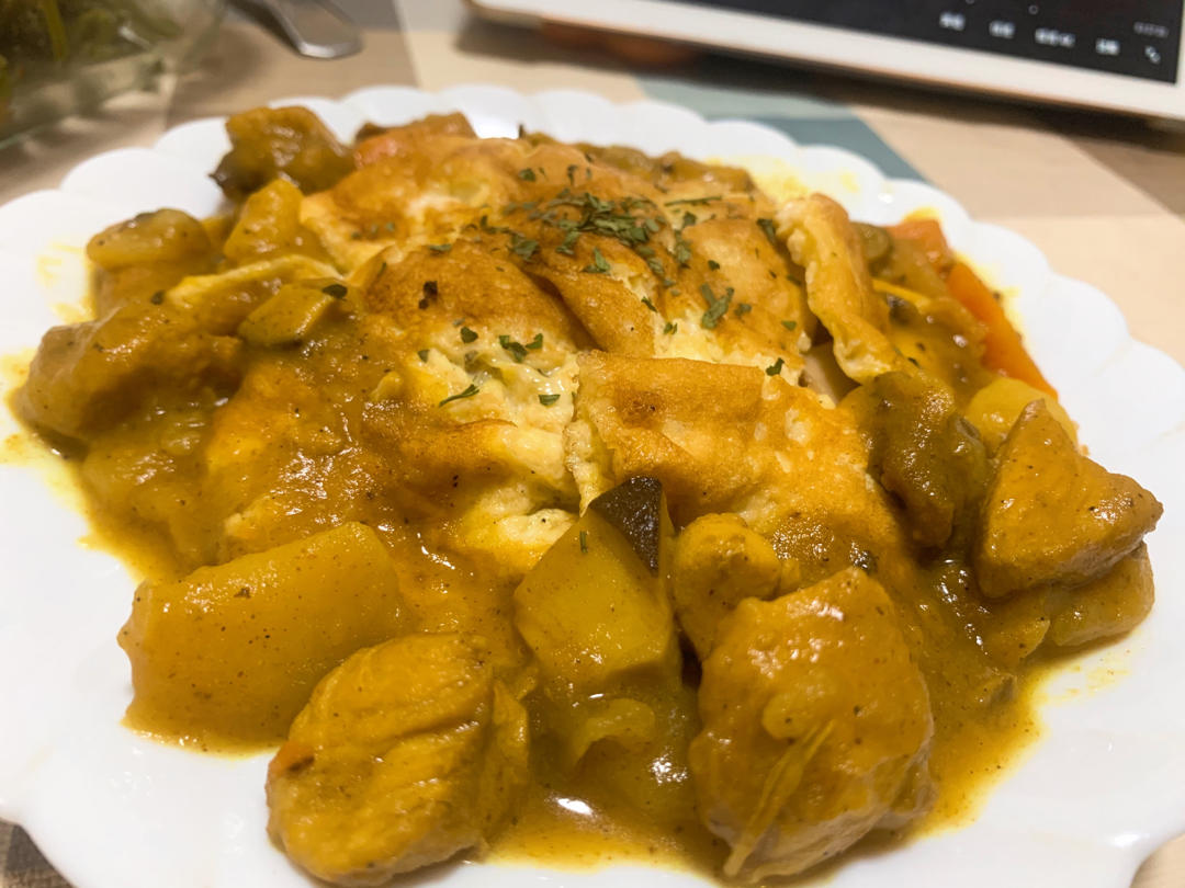 裙子咖喱蛋包饭