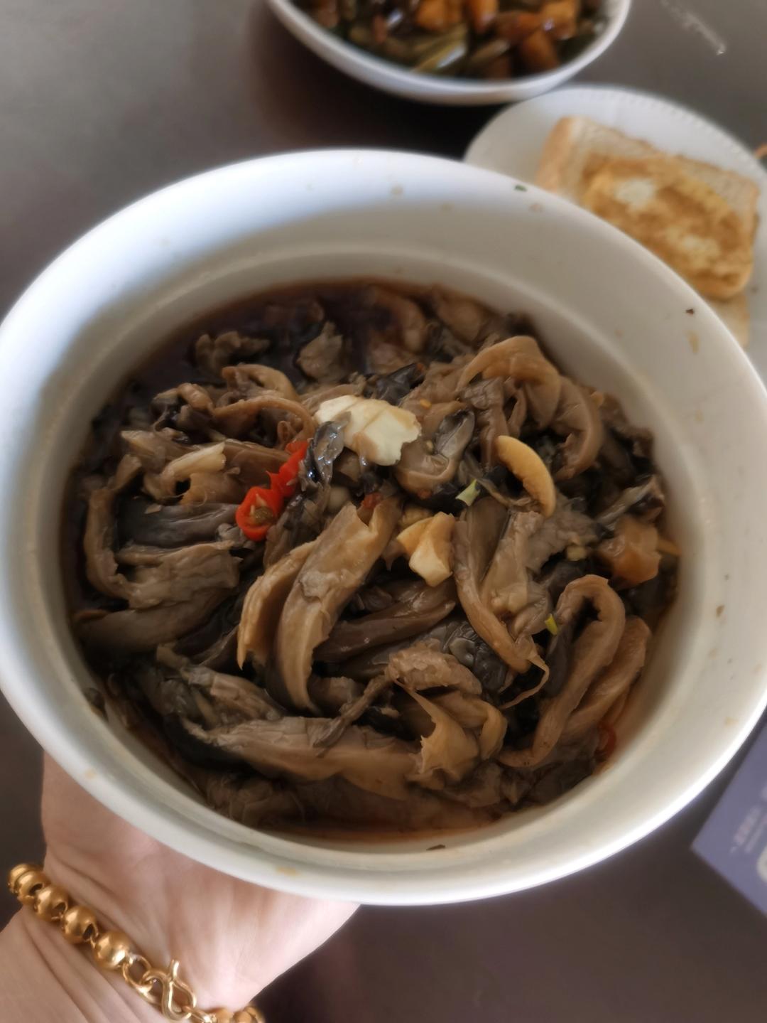 拌一盘光一盘‼️好吃到无法停下来的节奏😋😋凉拌平菇