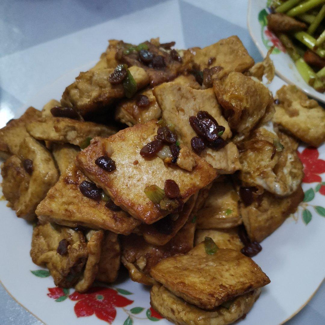 黄豆酱香煎豆腐