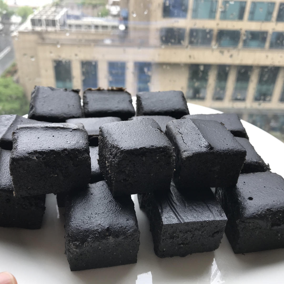 黑芝麻糕，乌发养颜。做法超简单，一学就会