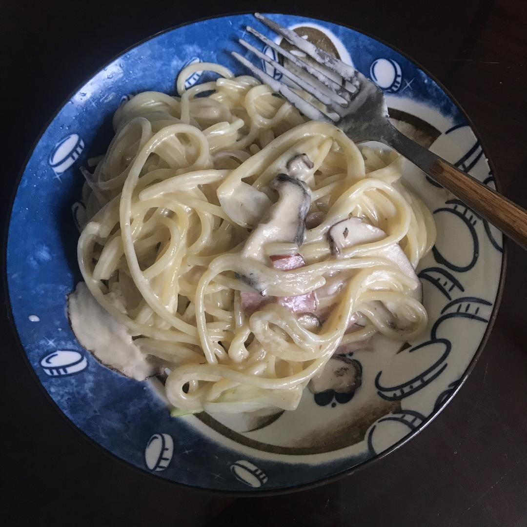 白蘑菇奶油培根意面