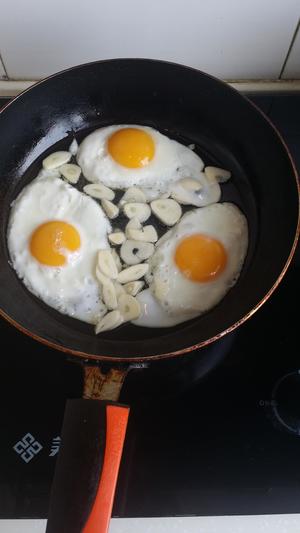 懒人蒜香芝士煎蛋（糖心蛋）的做法 步骤2