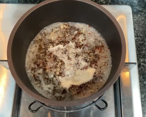 滑蛋泡菜菌菇藜麦饭的做法 步骤2