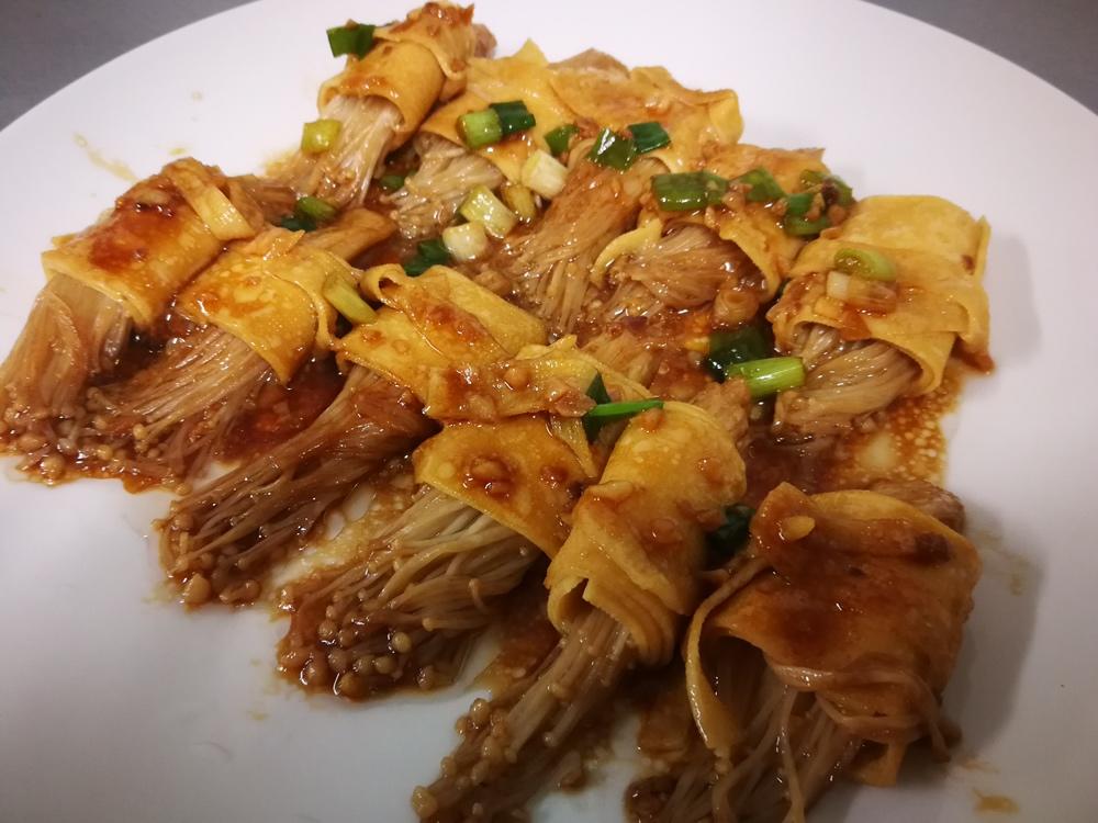 东东隆冬强做的豆皮卷金针菇