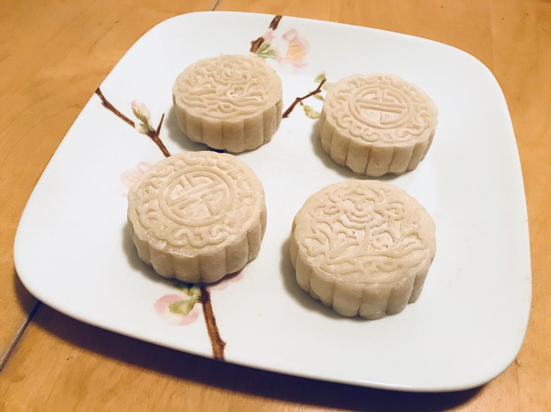 绿豆沙蛋黄冰皮月饼