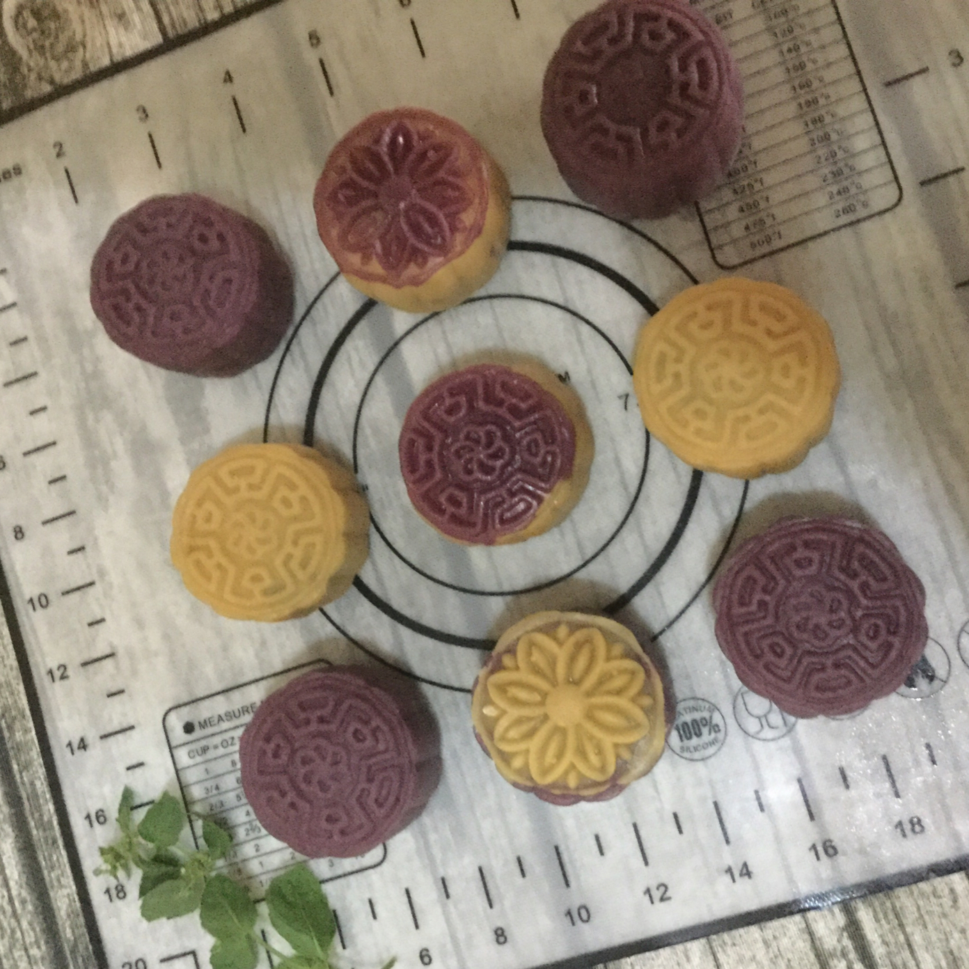 广式蛋黄莲蓉月饼