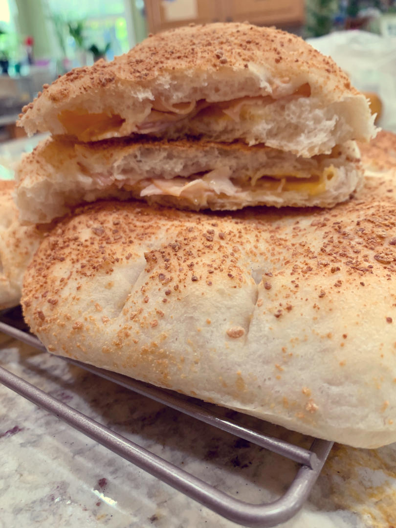 Bread  Talk卖15块的最没有难度的帕马森切达奶酪火腿面包