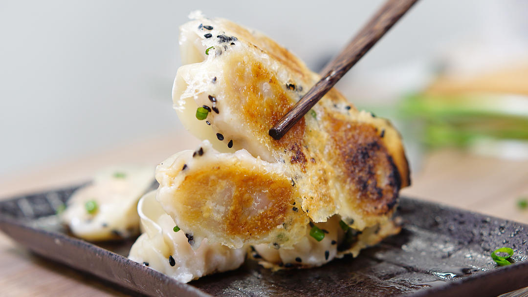 【煎饺】饺子直接煮就亏了！1步速成，酥脆鲜香秒光盘！的做法