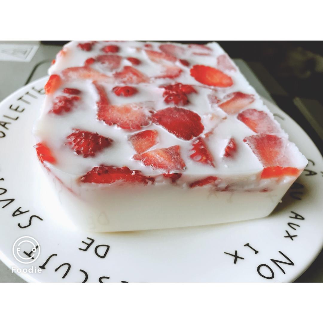 日本大热的草莓牛奶羊羹