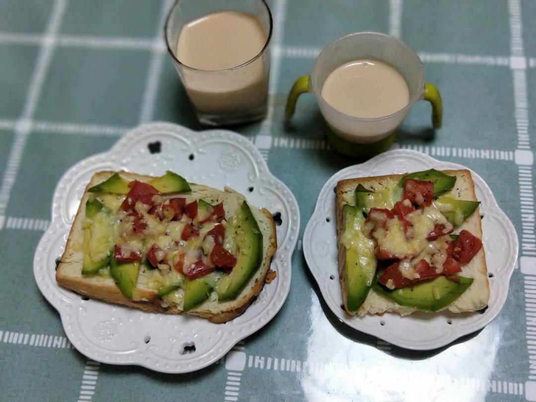 牛油果烤土司