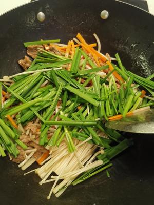 牛肉韭菜豆芽胡萝卜金针菇炒面的做法 步骤4
