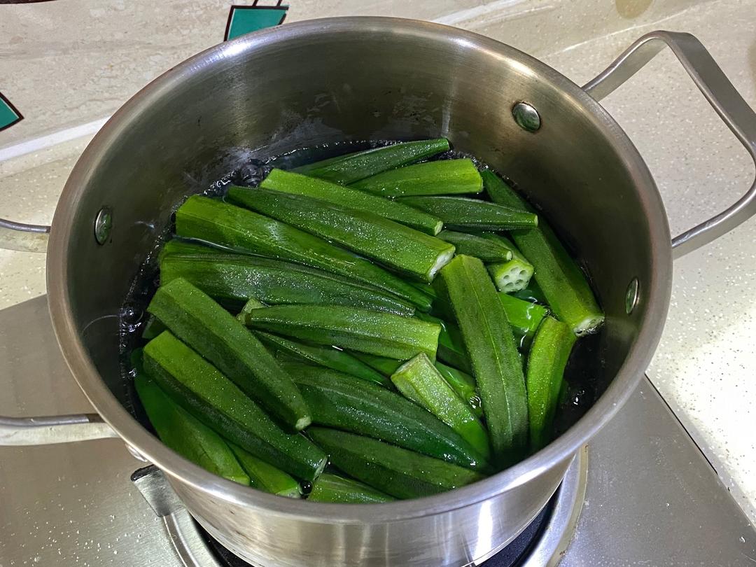 家常快手菜~芥末秋葵，也就是白灼秋葵蘸芥末✅超好吃😋的做法 步骤2