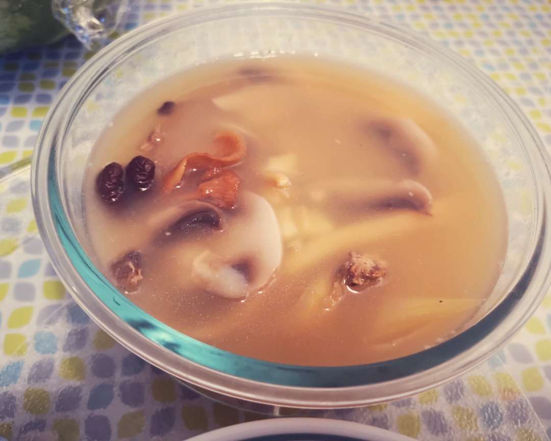 鲍鱼海鲜菌菇鸡汤的做法