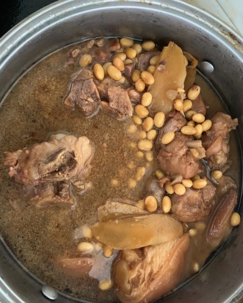 流口水的黄豆炖猪蹄     （参考黄小厨版本）