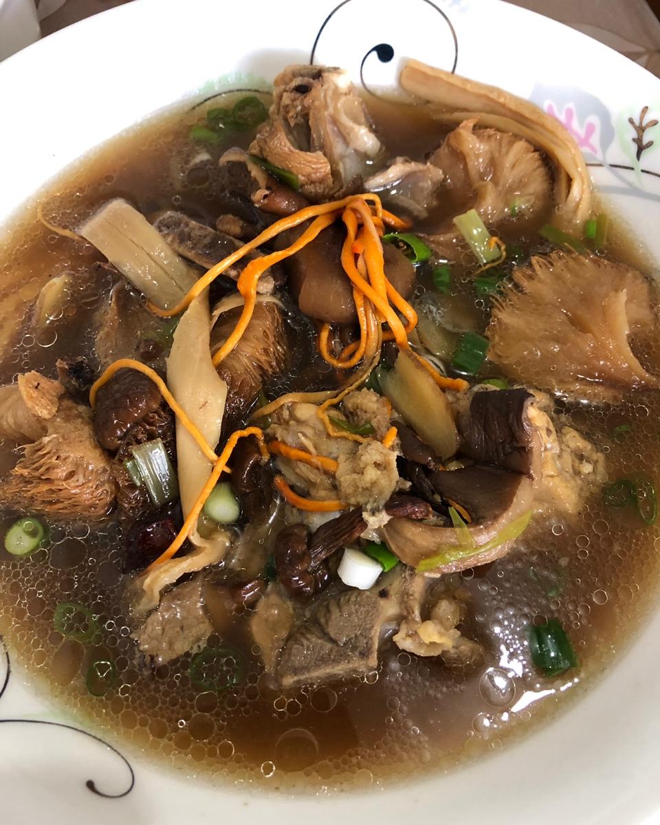 姬松茸竹荪菌菇鸡汤