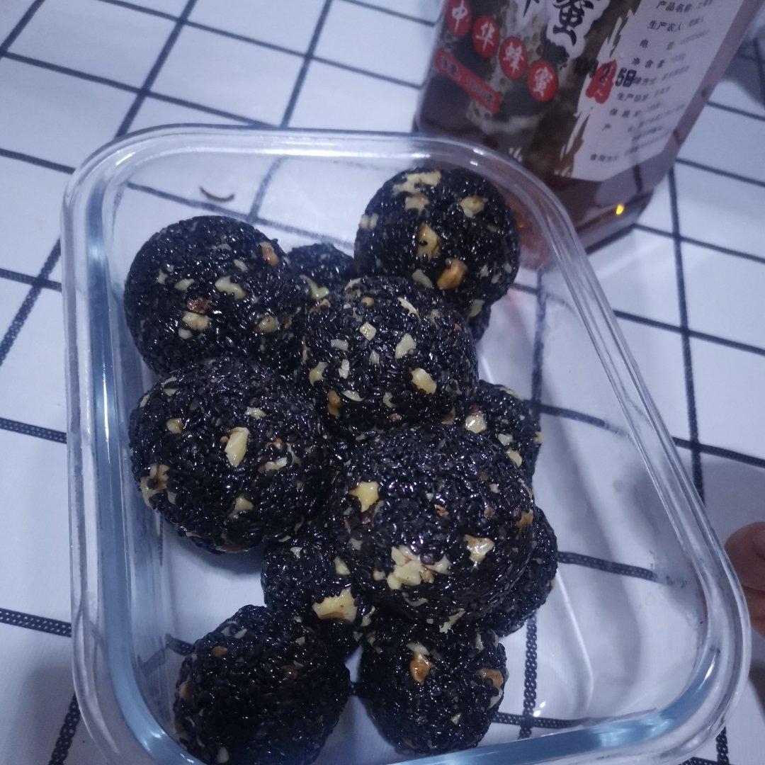 轻松上手香脆醇厚的黑芝麻丸