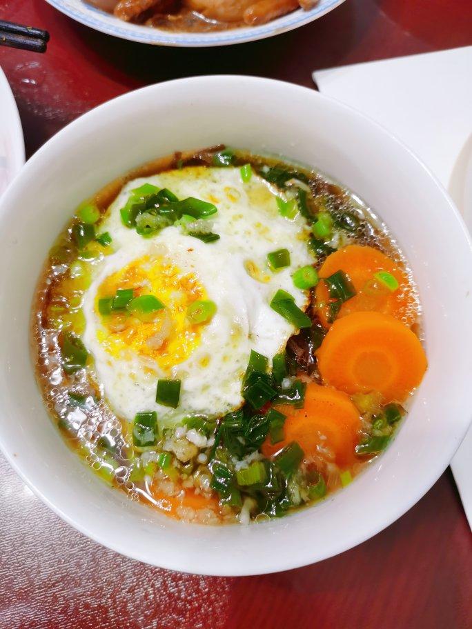 一碗清汤面 🍜 —— 秋日里的治愈系