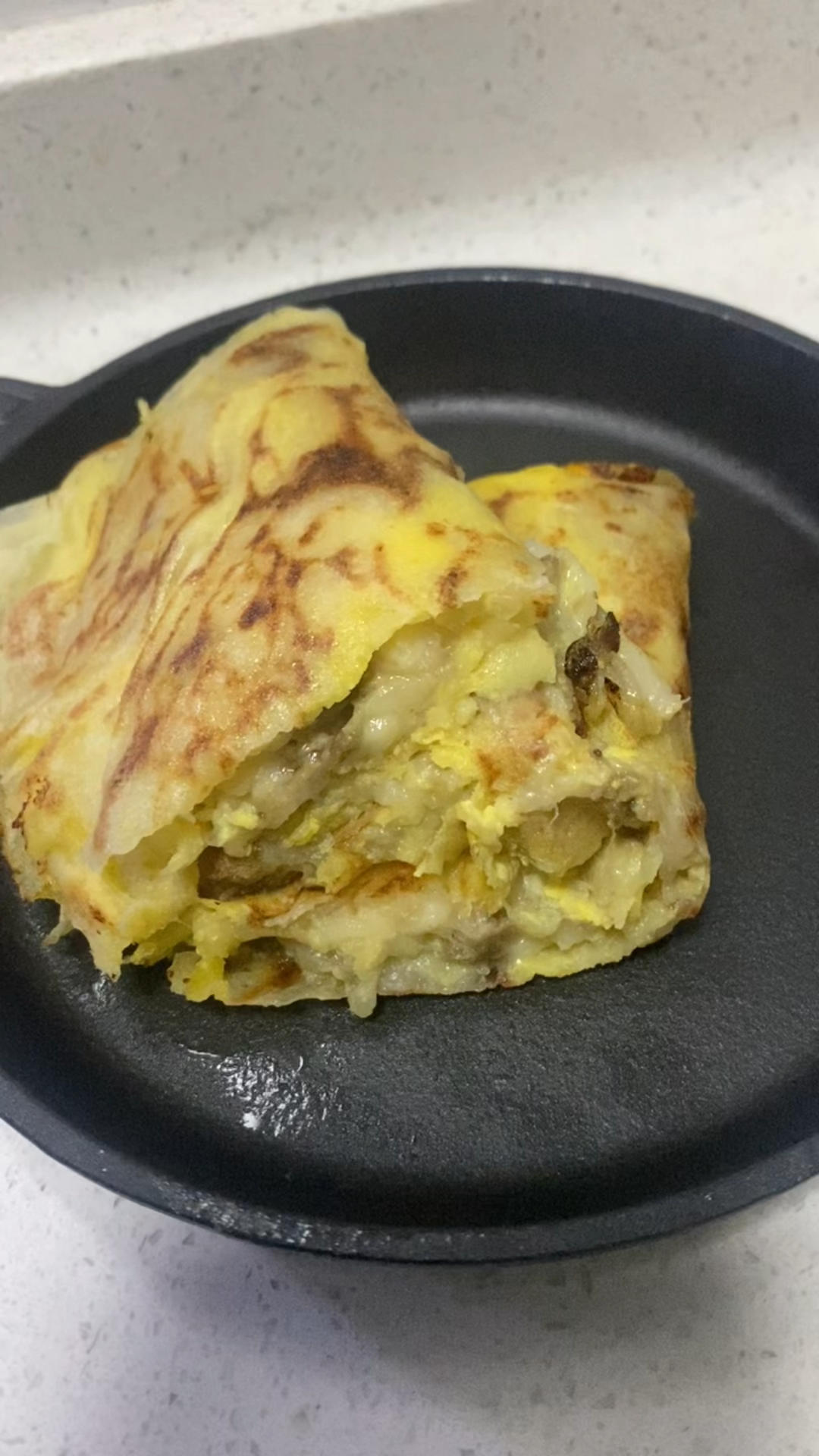 早餐用春卷皮做香蕉饼，不用和面擀皮，几分钟就能做好，特别好吃