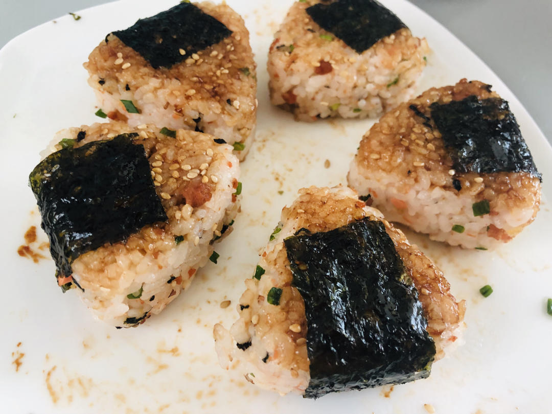 剩米饭这样做好吃好吃到转圈圈，自制日式海苔饭团