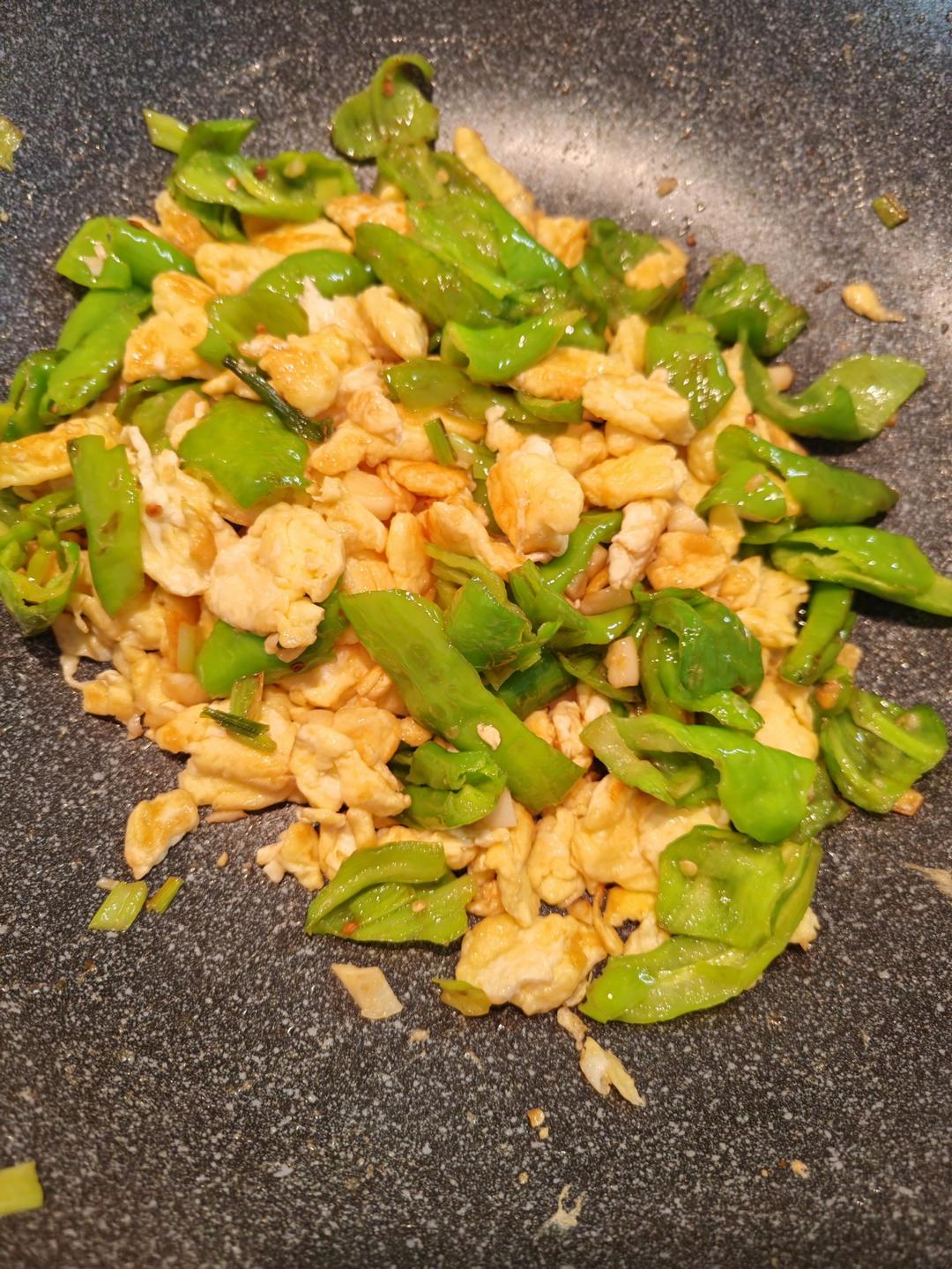 五分钟炒个能吃两碗饭的辣椒炒鸡蛋