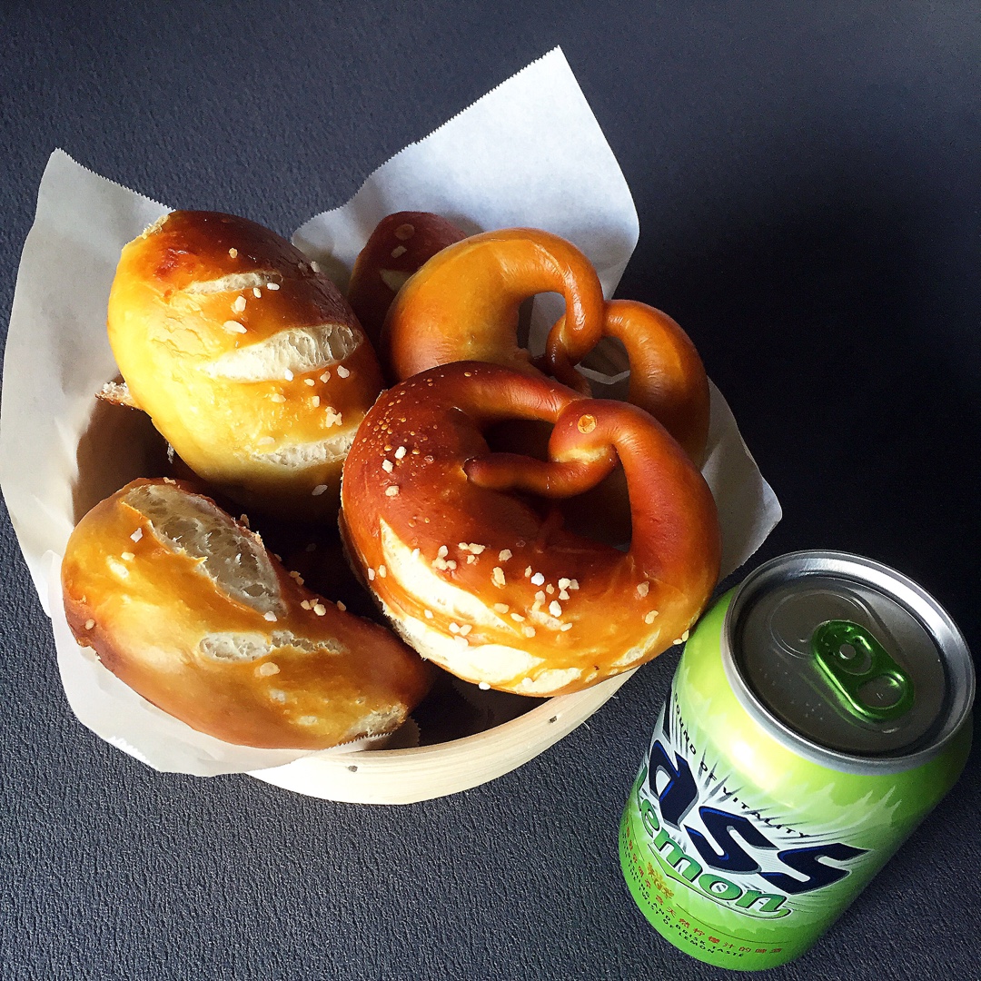 德国碱水面包Brezen（普雷节、巴伐利亚面包、扭结面包）