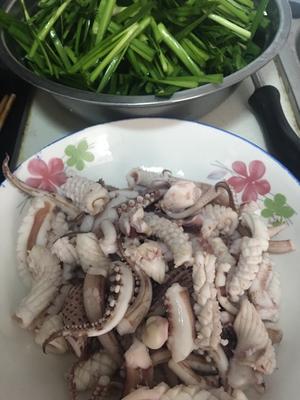 鱿鱼炒韭菜🦑家庭简易版的做法 步骤2