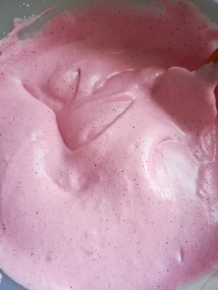 粉粉嫩嫩的火龙果蛋糕卷(无油版)的做法 步骤5