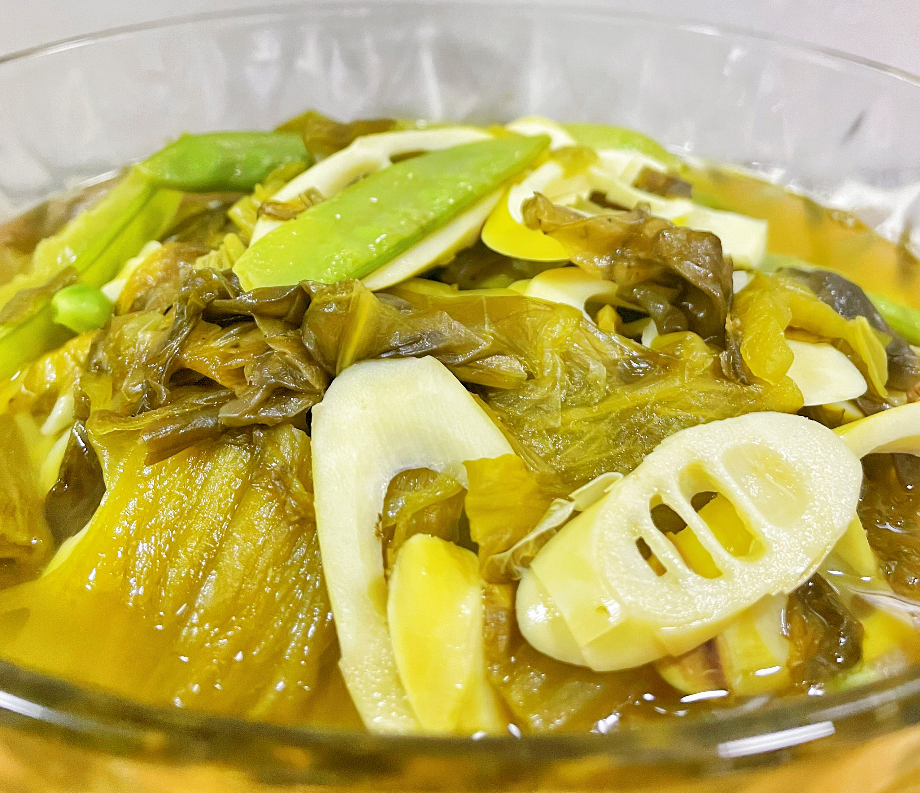 巨开胃的酸菜苦笋豌豆汤的做法