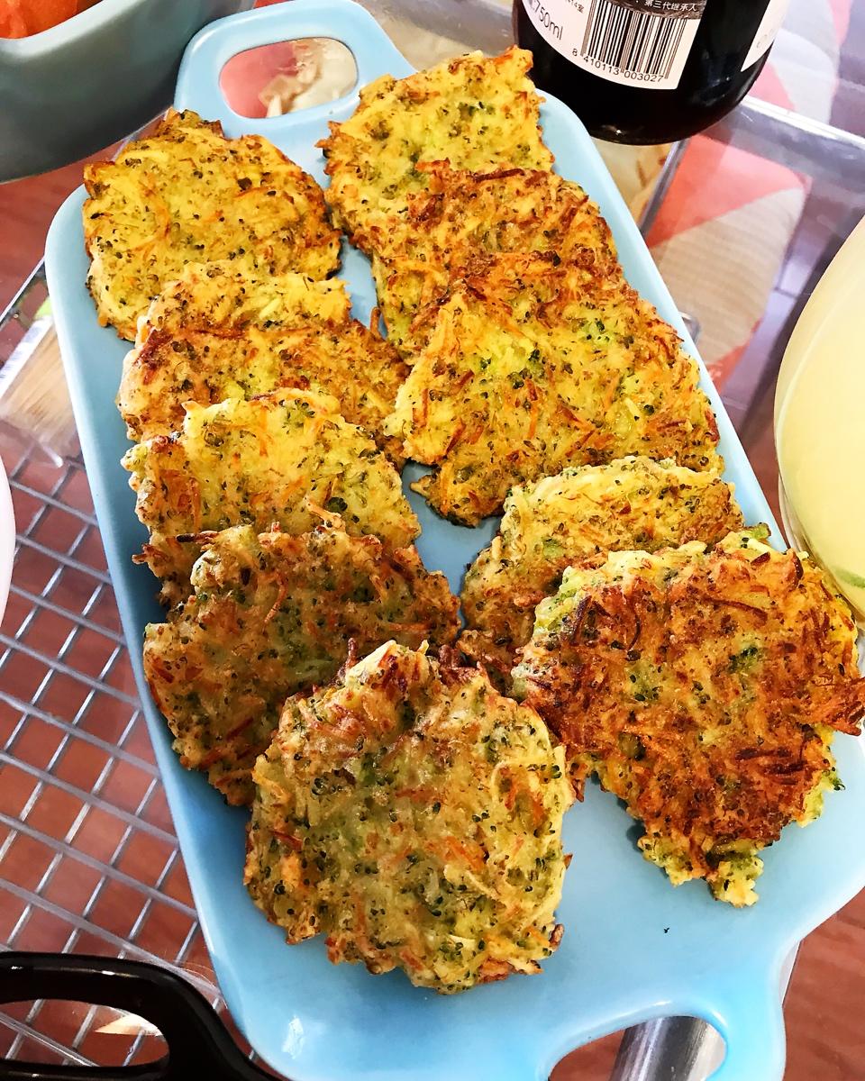 宝宝辅食：西兰花土豆饼—宝宝不爱吃蔬菜，试试缤纷蔬菜饼12M+