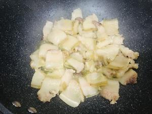 冬笋炒肉：肥而不腻的猪肉搭配清爽脆口的冬笋的做法 步骤2