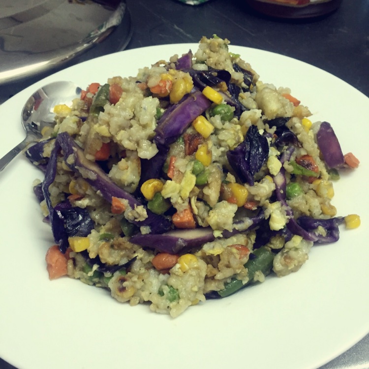 汤锅蒸米饭升级版----做成了紫甘蓝春色炒饭～